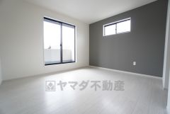 主寝室としてお使いいただけそうなこちらのお部屋は、日当たりが良く、爽やかな風を感じて起きる朝は、快適生活の始まりに＾＾