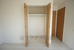 洋室にはハンガーパイプ付きのクローゼットが設けられています。たっぷり収納できるので衣替えの心配もいりませんね＾＾