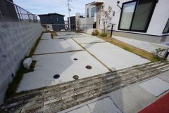 駐車スペースはゆとりある2台分を確保。マイカー用に、お客さま用に、余裕を持ってご利用いただけます。 