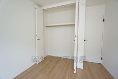 住む人のこだわりを活かす洋室。日当たりがよく、寝室としての利用もおすすめ。広めのクローゼットには荷物をすっきり片付けられ、ゆとりのある暮らしが出来ます＾＾