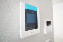 防犯はもちろん、セールスマン対策にもなるモニター付きインターホンです。お子さん1人での留守番時にも活躍しそうです。