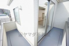 広々としたバルコニー。 天気のいい日にはお布団もまとめて干せそうですね＾＾