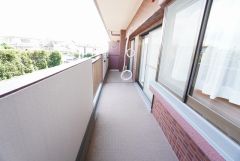 陽当たりの良い広々バルコニーです。お洗濯やお布団干しはもちろん、日光浴スペースにも＾＾