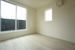 主寝室としてお使いいただけそうなこちらのお部屋は、日当たりが良く、爽やかな風を感じて起きる朝は、快適生活の始まりに。