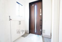 ご家族の靴をスッキリと片付けられるシューズボックス付きの玄関です＾＾スッキリと片付いた玄関は気持ちがいいです。