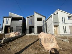 2026年1月撮影。駐車スペースはゆとりある並列3台分を確保。マイカー用に、お客さま用に、余裕を持ってご利用いただけます＾＾ 