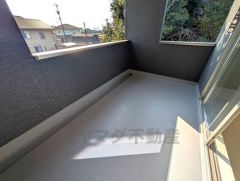 広々としたバルコニー。 天気のいい日にはお布団もまとめて干せそうですね＾＾