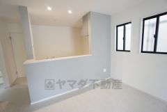 窓から光が差し込む明るいダイニングです＾＾