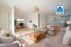 23.2帖。家族が集まる開放的なリビング。思い思いの時間を過ごしたり食事をしたり、素敵な団らんの場になりますね。 家具はCGによるイメージです。