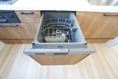 家事の時間が短縮できるフルオープンで開けやすい食器洗い乾燥機付。食事後に家族とのくつろぎタイムをしっかり取れます。