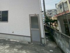 家庭ごみの仮置きに重宝する勝手口付き。勝手口があることで、通風・採光の確保になります。