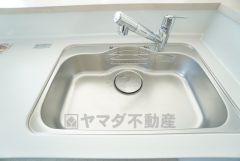 大きなお鍋も楽々洗える幅の広いシンクです＾＾ステンレスシンクなので簡単にお掃除できますよ。