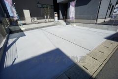 カースペースは並列2台分あります＾＾マイカー用に、お客さま用に、余裕を持ってご利用いただけます。