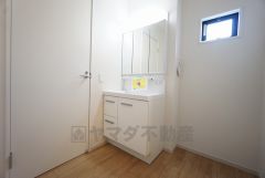 三面鏡裏収納付き洗面化粧台です＾＾ 歯磨きセットやスキンケア用品などの収納に便利ですね。