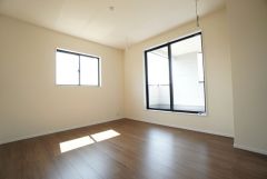 主寝室としてお使いいただけそうなこちらのお部屋は、日当たりが良く、爽やかな風を感じて起きる朝は、快適生活の始まりに。