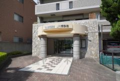 清掃の行き届いたきれいなエントランス。