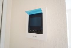防犯はもちろん、セールスマン対策にもなるモニター付きインターホンです。 来訪者の顔が見えるので安心ですね＾＾