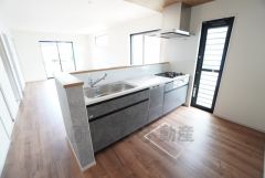 対面式キッチンなのでリビングにいるご家族とコミュニケーションを取りながら洗い物や、お料理が楽しめそうですね＾＾