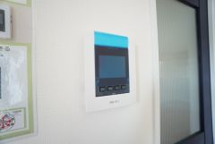 防犯はもちろん、セールスマン対策にもなるモニター付きインターホンです。お子さん1人での留守番時にも活躍しそうです。