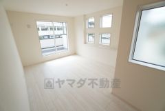 7.21帖。 主寝室としてお使いいただけそうなこちらのお部屋は、日当たりが良く、爽やかな風を感じて起きる朝は、快適生活の始まりに。 
