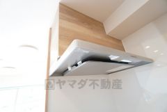 コンロ上には換気扇完備＾＾調理時の蒸気や匂いが換気扇に誘導され、効率的に排煙ができます＾＾ リビングのカーテン、ソファ、床などが油でベタついたり、料理の匂いが染み付いたりするのを防いでくれます。