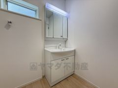 三面鏡裏収納付き洗面化粧台です＾＾ 歯磨きセットやスキンケア用品などの収納に便利ですね。