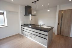 キッチンから会話が弾みそうなダイニングです。お友達や親せきをお招きするのも楽しみになりますね＾＾キッチン前面は引き出しになっています＾＾