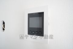 防犯はもちろん、セールスマン対策にもなるモニター付きインターホンです。お子さん1人での留守番時にも活躍しそうです。