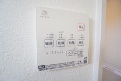 浴室暖房乾燥機には、暖房、乾燥、涼風、換気の4つの機能が付いています。タイマー付きです。換気・雨の日の洗濯も安心です＾＾