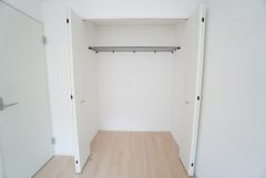 収納量たっぷりのクローゼット付き。ハンガーパイプ付で散らかりがちな洋服類もきれいに整理できます。使用頻度が少ないものは枕棚の上に、足元には3段ボックスを置いて、フル活用できるクローゼットです。