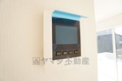 防犯はもちろん、セールスマン対策にもなるモニター付きインターホンです。お子さん1人での留守番時にも活躍しそうです。