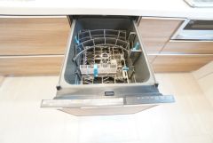 食事の後の手間を解消する食器洗い乾燥機付。冬場の洗い物で手荒れの悩みもなくなります。手洗いよりも節約できて便利。
