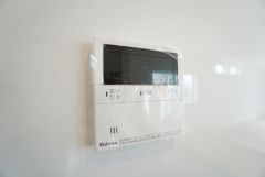 キッチン横からお湯張り、追い炊き、足し湯がボタン一つで楽々操作できる給湯機リモコンです。忙しい夕飯準備の時間帯に重宝しますね。