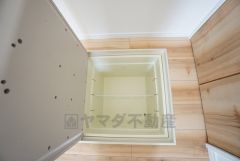 キッチンに床下収納があります。長期保存ができるもの、調理器具、防災グッズを入れておくのもいいですね。