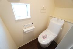 1階2階の2ヶ所にトイレがありますので、忙しい朝にも家族に気を使わず、ゆとりが生まれますね＾＾ 小窓付きで換気する時に便利です＾＾