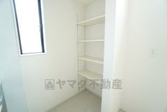 キッチン横パントリー収納。食器やキッチン用品、食料品の保存に便利です＾＾