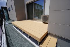 リビングとつながるウッドデッキ＾＾お休みの日にはコーヒーを飲みながらのんびりするのにもちょうど良いサイズ感ですね。日頃の疲れをリフレッシュできる憩いの空間になりそうです＾＾ 