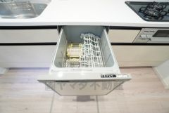 炊事時間を大幅に短縮できる食器洗浄乾燥機付き＾＾食器を洗う手間が減るので家族とのコミュニケーションの時間や自分の時間が増えますね。
