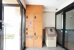 宅配ボックス付き。お仕事中や外出中などの不在時にも荷物が受け取れるのはとっても便利ですね＾＾セキュリティ面でも安心です＾＾ 