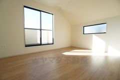 主寝室としてお使いいただけそうなこちらのお部屋は、日当たりが良く、爽やかな風を感じて起きる朝は、快適生活の始まりに。