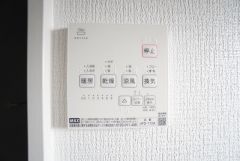 浴室暖房乾燥機には、暖房、乾燥、涼風、換気の4つの機能が付いています。タイマー付きです。換気・雨の日の洗濯も安心です＾＾