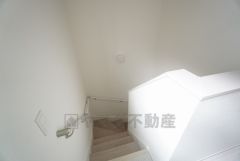 お子様も高齢の方も安心して上り下りができる手摺がついた安心設計です。 階段には小窓を配置しました。日中でも暗くなりがちな階段下が明るくなり安全ですね。