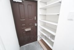 ご家族の靴をスッキリと片付けられるシューズボックス付きの玄関です＾＾スッキリと片付いた玄関は気持ちがいいです。 