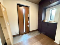 ご家族の靴をスッキリと片付けられるシューズボックス付きの玄関です＾＾スッキリと片付いた玄関は気持ちがいいです。