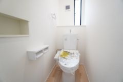 1階2階の2ヶ所にトイレがありますので、忙しい朝にも家族に気を使わず、ゆとりが生まれますね＾＾ 小窓付きで換気する時に便利です＾＾