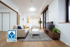 LDK16帖。リビングはバルコニーに面しており、陽当たりが良く明るい空間＾＾プライバシー確保にもなります＾＾