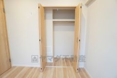 寝室にはハンガーパイプ付きのクローゼットが設けられています。たっぷり収納できるので衣替えの心配もいりませんね＾＾