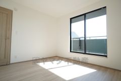 主寝室としてお使いいただけそうなこちらのお部屋は、日当たりが良く、爽やかな風を感じて起きる朝は、快適生活の始まりに。