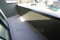 広々としたバルコニー。 天気のいい日にはお布団もまとめて干せそうですね＾＾