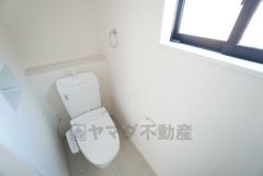 1階2階の2ヶ所にトイレがありますので、忙しい朝にも家族に気を使わず、ゆとりが生まれますね＾＾ 小窓付きで換気する時に便利です＾＾